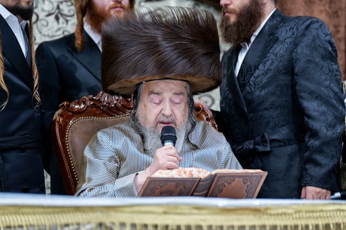 חֲבוּקָה וּדְבוּקָה בָּךְ | צפו, כשרבי יעקב מאיר קרן עם ספר התורה הזעיר