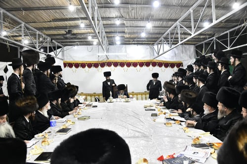 הרבי פיזז עם ספר התורה לפני הריסת בית המדרש לבנייה מחודשת