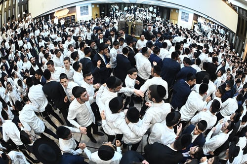 הריקוד שהדהים: כך החליף ראש הישיבה את ספר התורה בגמרא