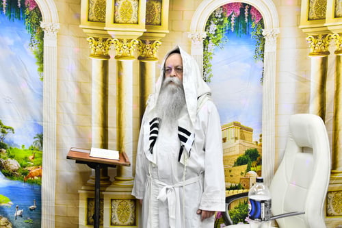 דמות דיוקנו של אביו ברקע | חגי תשרי אצל ראש ישיבת 'קריית מלך'