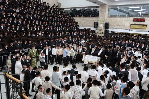 החסידים מחו"ל פתחו במעמד הקפות והרבי הצטרף לריקוד עם הילדים