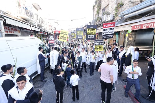 מאות הורים וילדים מחו על "קדושת המחנה": חול המועד סוער בשוק מחנה יהודה