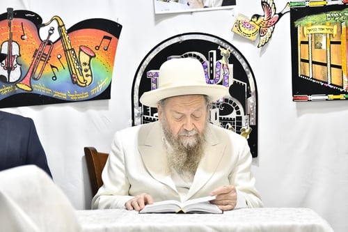 הזוהר הלבן בסוכה: צפו בתיעוד מרהיב  מחג הסוכות בצל המקובל רבי דוד בצרי