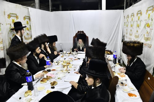 "יש בורא עולם" – צפו בריקוד הסוער של האדמו"ר בחג הסוכות