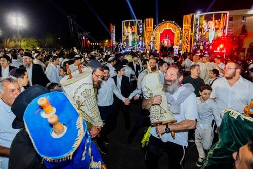 שמחת תורה אדירה בכפר חב״ד: אלפים חגגו בהקפות השניות המסורתיות