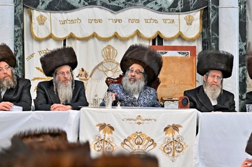 "עד גמירא": תיעוד ענק מ'זריקת התפוחים' במוצאי החג בבני ברק