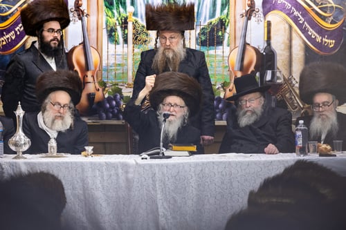 צפו בתיעוד מהטישים הסוחפים של גדול הפוסקים החסידים בארה"ב