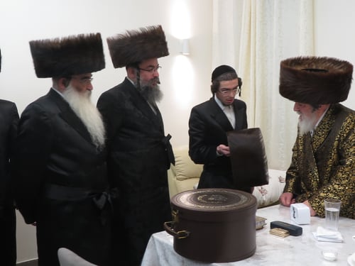 במושב אורה: האדמו"ר מויז'ניץ הניח את השטריימל וערך פארשפיל לנכד גיסו ראש הישיבה