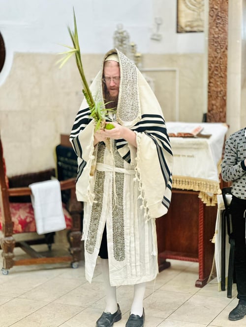 האדמו"ר מקאליב הביא את שמחת החג מירושלים למושב רבבה | צפו