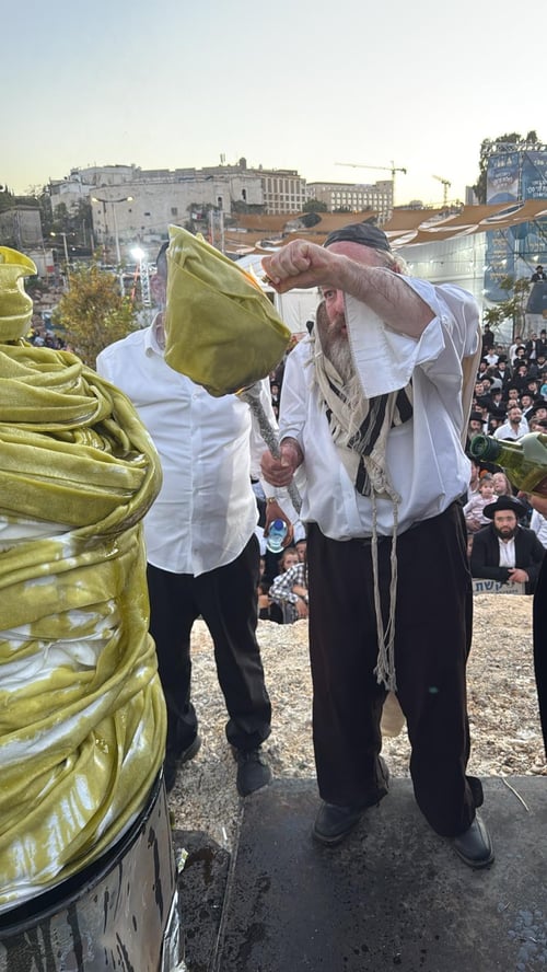 "מירון של ירושלים": הדלקת המקובל שסחפה אלפים בהילולת שמעון הצדיק