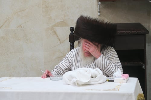העישון מזיק? לא בלעלוב! האדמו"ר הבעיר את השמחה עם סיגריה של קודש