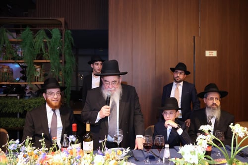 בשבוע של הילולת מרן: גדולי ישראל בשמחת בר המצווה של הנין - עובדיה סיני