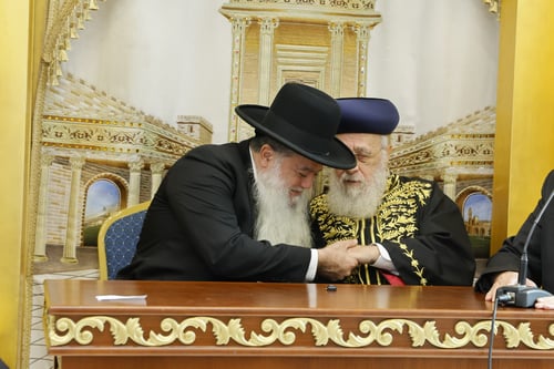 "הקים עולה של תורה": הראשל"צ בביקור מרגש במוסדות 'יביע אומר' לקראת ההילולא