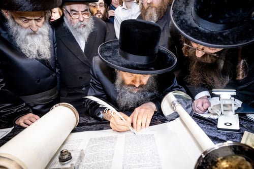 רגע מכונן בבאבוב 45: חגיגת הכנסת ספר התורה שנכנסה להיסטוריה