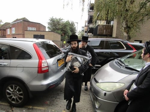 בממלכה הבריטית: נכד האדמו"ר מבעלזא נחת בלונדון, וכובד בסנדקאות ובקבלות פנים 