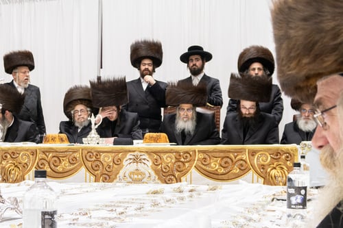 תיעוד ענק: אלפי חסידי סאטמר חגגו בשמחת נישואי נכדת הרבי