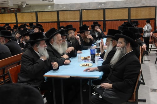 קדושה באלעד: סגל המשמשים בקודש של ויז'ניץ חגגו עם המשב"ק הוותיק