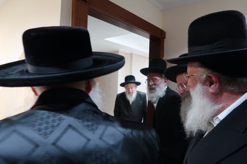 תיעוד מהחדר: האדמו"ר מצאנז בפגישה מרגשת עם האדמו"ר מסלונים
