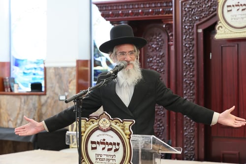כשהרבי מצאנז הפתיע והופיע באמצע המעמד לבחון את התלמידים | צפו