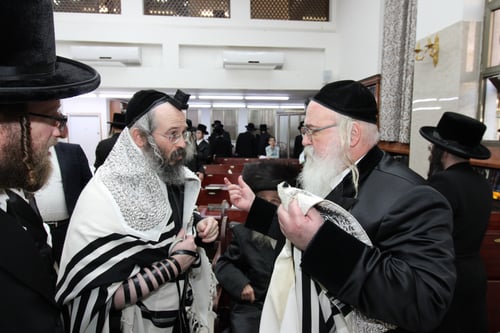 כשגאב"ד שיכון ג' הופיע עם מלבושי "כולו הפך לבן" בשמחת הברית לנכדו | צפו