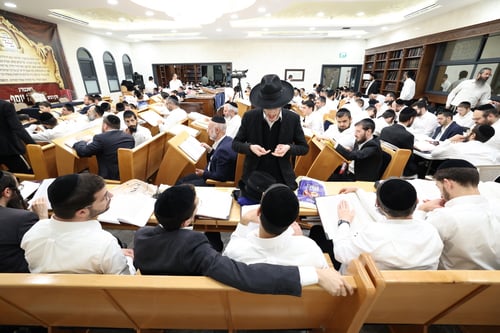 "אנחנו חולקים על מרן האבא?" | כך הגיב הראש"ל הגר"י יוסף • צפו