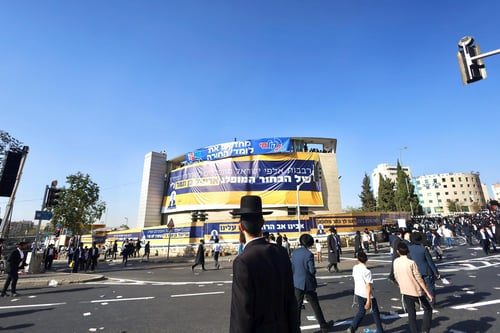 רבבות זורמים לשערי ירושלים: גלריה ראשונית מההיערכות לעצרת ההיסטורית  