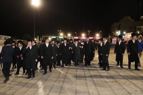 אחוז שרעפי קודש: כשהרבי מספינקא פצח במחול נלהב עם נכדו ברחבת הכותל