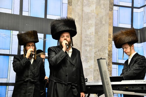 מאות חסידים בדרך ללונדון | החתן מלעלוב פיזז עם העסקן של האסירים