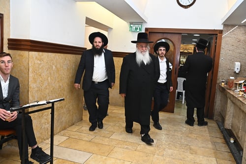 בתפילה לשחרור העצורים: המקובל שם אפר על ראשו ופרץ בבכי נסער