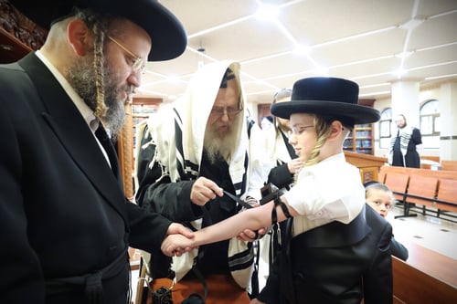 הבנש"ק מקורמרנא ולעלוב חגג בר מצווה והניח תפילין לראשונה בחייו