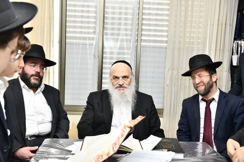כשילדי כרמיאל עצרו ליד המיטה של ה'חזון איש' בבני ברק: תיעוד מרהיב