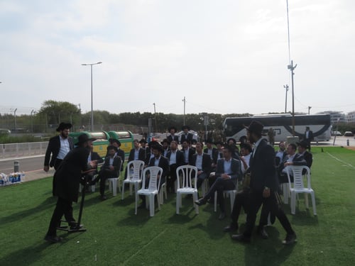 רגע לפני השחרור: אברכי 'עטרת שלמה' למדו מול כלא 10 – וסיימו בריקוד של אמונה