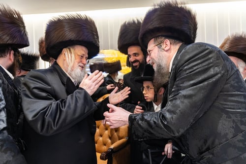 כשזקן אדמו"רי בורו פארק האזין בשקיקה לנאום של נינו | שמחת בית מונקאטש