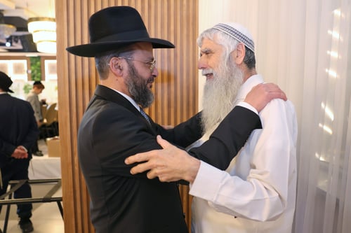 כשהמשפיע החסידי פיזז עם לפידי אש בשמחת נישואי בן הרב הספרדי