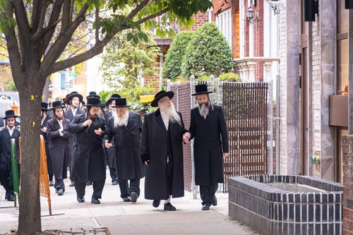 תושבי בורו פארק שפשפו עיניהם: הרבי מצאנז קלויזנבורג נצפה בסיור פתע