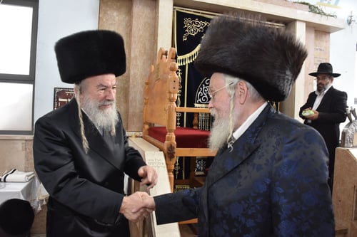 "שמחת הדורות": המשפיע הצעיר לבית בידרמן נחת מלונדון לשמחת הברית לנכדו