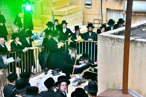 החסידים סינוורו את הצלם: הלייזרים לא הפריעו לתיעוד תפילת האדמו"ר