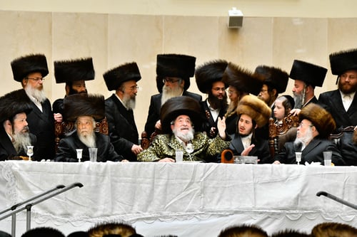 "יש בורא עולם": אלפים שהו בשבת ההיסטורית בויז'ניץ | תיעוד ענק