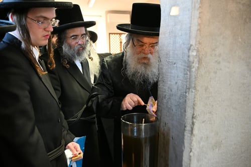 גאווה יהודית בהונגריה: מסע הקודש, הכנסת ס"ת ומצעד פרשים לכבוד התורה בדארג