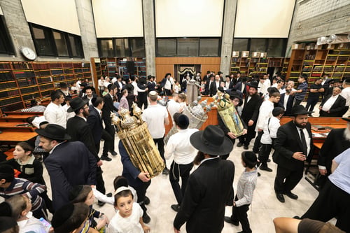 בראשות חברי המועצת ואישי ציבור: כך חגגו הכנסת ספר תורה ל'חזון יוסף'