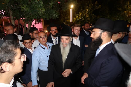 האדמו"ר רבי דוד אבוחצירא חיתן את נכדתו, המונים נהרו להתברך 