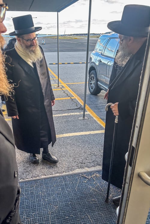 לימוד משותף מעל העננים: האדמו"רים הגיסים חצו יבשות במטוס פרטי לחתונה בשיקאגו