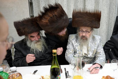 כבוד מיוחד למנכ"ל: האדמו"ר מלונדון פתח במחול מיוחד בשמחה כפולה