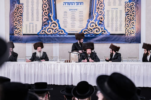 וכל אחד ואחד מראה באצבעו: בחורי סאטמר הפגינו גאונותם במבחן פומבי 