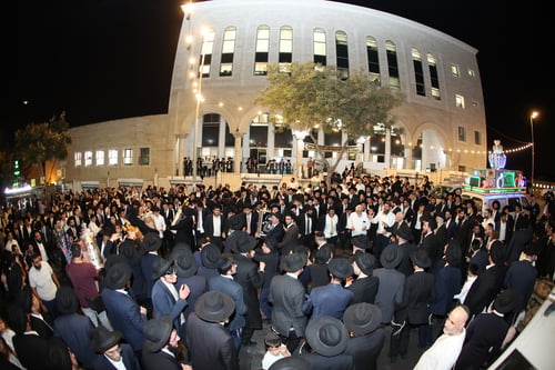 תושבי 'רמת שלמה' חגגו במעמד הכנסת ספר תורה לישיבה הגדולה 'אהל תורה'