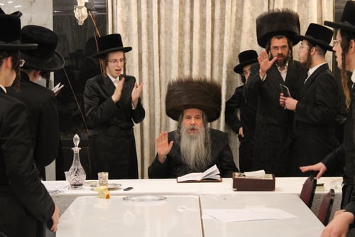 שבת של אור וחיזוק: בוגרי קוידינוב התאחדו סביב שולחנו של האדמו"ר במודיעין עילית