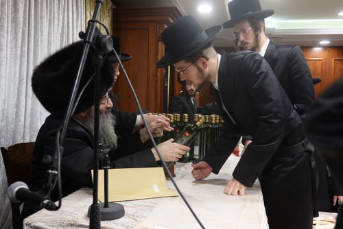 כשרבי צבי מאיר חילק בקבוקי שמן למצטייני 'נחלת יעקב' | צפו
