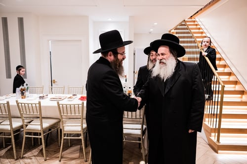 רגע לפני המסע המרומם לארה"ק: הרבי מסאטמר פיאר את שמחת אירוסי בת איש אמונו