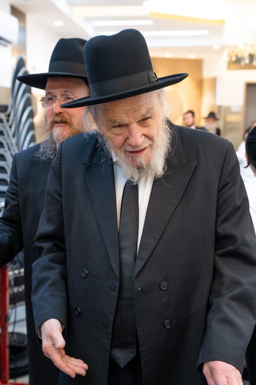 צפו בתיעוד מרגעי השמחה הגדולה והמיוחדת בבני ברק שאיחדה את גדולי הדור 