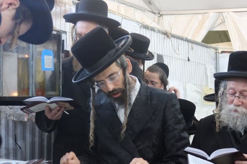 גבעת רם: הרבי מזוועהיל פקד את ציון זקינו זי"ע הידוע בסגולת שני-חמישי-שני 